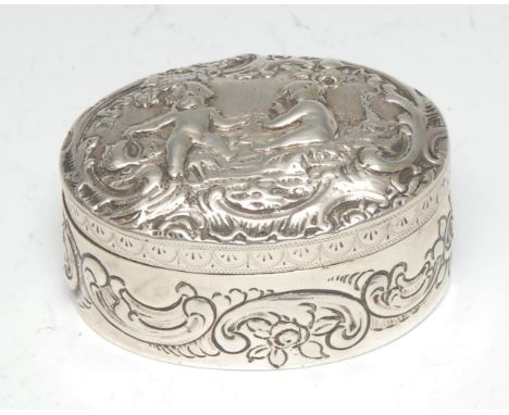 A Continental silver oval table snuff box, hinged cover chased with putti, within a border of leafy C-scrolls, 7cm wide, 19th