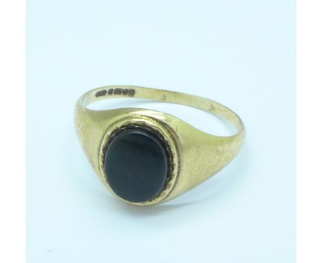 A 9ct gold and onyx ring, 1.3g, N