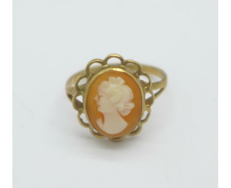 A 9ct gold cameo ring, 1.7g, G