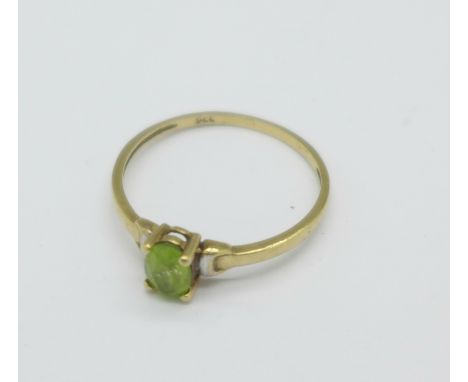 A 9ct gold and peridot ring, 1g, O