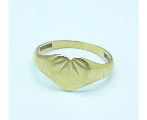 A 9ct gold heart shaped ring, 2g, O