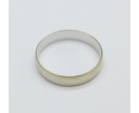 A 9ct white gold ring, 1.9g, N