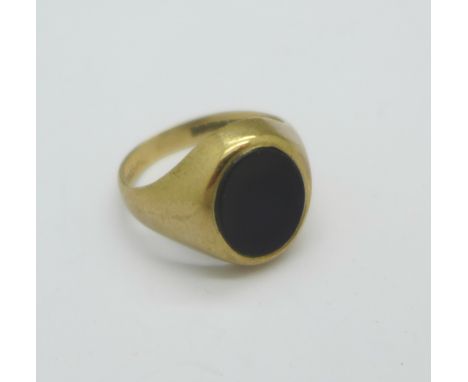 A 9ct gold and onyx ring, 4.8g, N