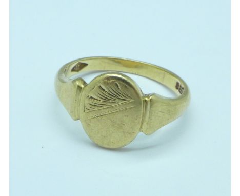 A 9ct gold signet ring, 2.8g, K