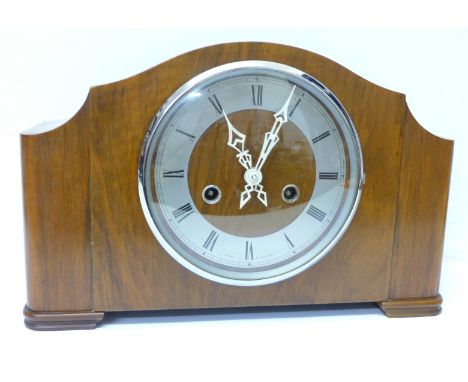 A mantel clock