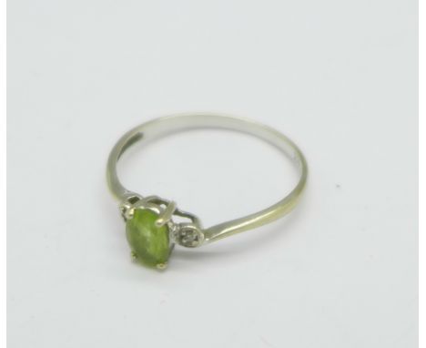 A 10k white gold and peridot ring, 1.1g, O