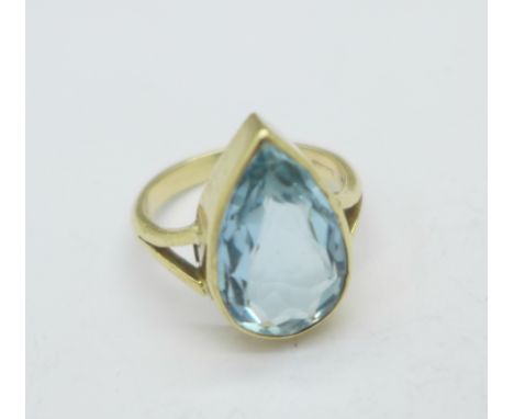 A 9ct gold, teardrop shaped aquamarine ring, stone approximately 17mm x 11mm, 3.7g, L