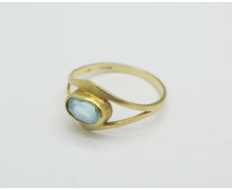 A 9ct gold and blue stone ring, 1.5g, O