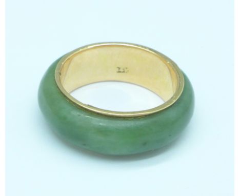 A 14k gold and jade ring, 3.5g, L