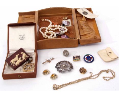 Vintage suede covered jewel box to include bar brooches, faux pearls, four enamel buttons, a filigree brooch