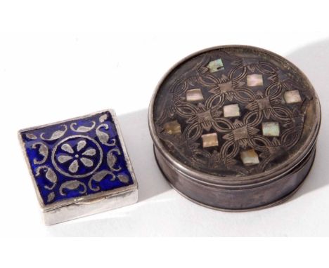 Mixed Lot: comprising a white metal and tortoiseshell pill box (lid stuck fast) of circular form with inlaid cover with latti
