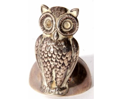 Edward VII menu holder circular base with a hollow and applied double sided model of an owl, height 4cm, weight approx 11gms,