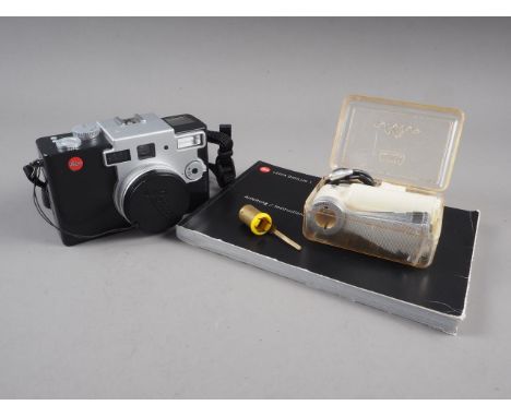 A Leica Digilux 1 camera, an additional Leica flash and a carry bag 
