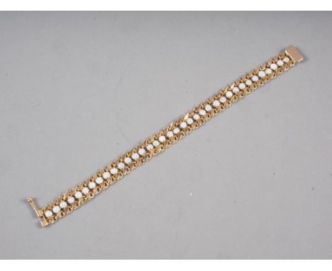 A yellow metal and opal bracelet, 10.4g 