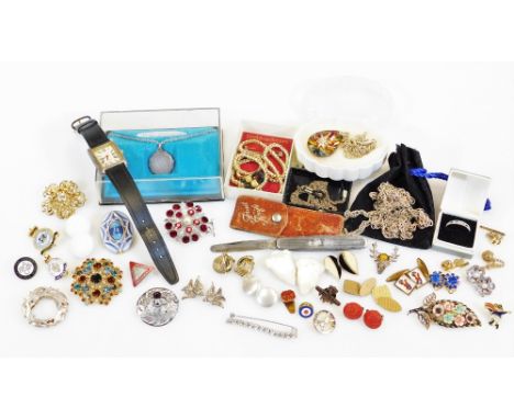 An assortment of various costume jewellery and effects, a stags head costume brooch, centred by a section of orange paste, 2.