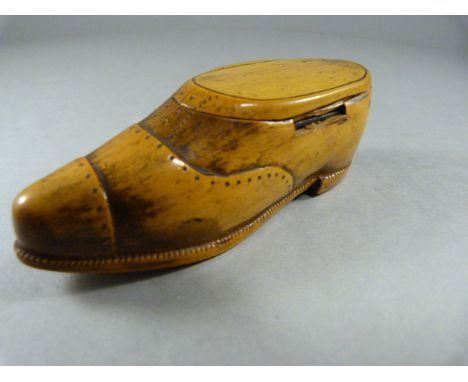 A Treen Snuff box in the form of a Gentlemans shoe (Hinge A/F)