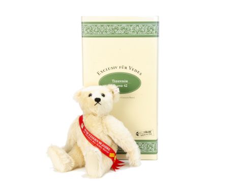 A Steiff limited edition exclusive for Vedes teddy bear,  1647 of 6000, in original box, 1994 (no certificate)