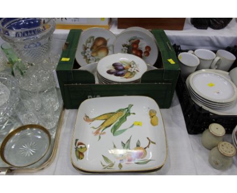 Collection of Bavarian Worcester style dinner plates, Worcester Evesham dishes etc
