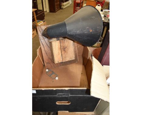 VINTAGE GRAMOPHONE MECHANISM WITH METAL HORN