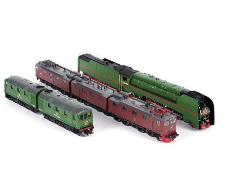 A selection of HO-gauge locomotives including: a Bachmann HO-gauge 4-8-4 locomotive and twelve-wheel tender, n36-050 in Russi
