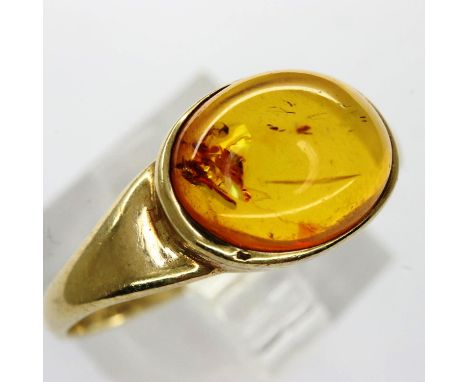 9ct gold ring set with Baltic amber, size O, 1.6g. UK P&amp;P Group 1 (£16+VAT for the first lot and £2+VAT for subsequent lo