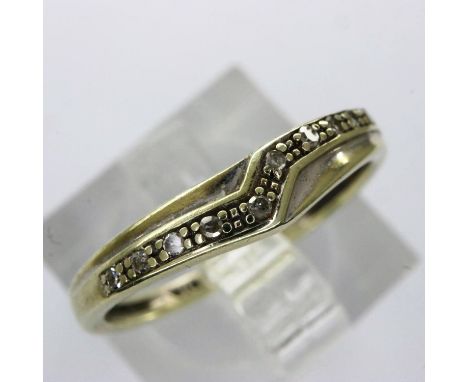 9ct gold ring set with diamonds, size J/K, 1.5g. UK P&amp;P Group 1 (£16+VAT for the first lot and £2+VAT for subsequent lots