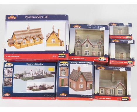 A group of boxed BACHMANN Scenecraft OO gauge resin buildings including examples from the Market Hampton Station -VG in G/VG 