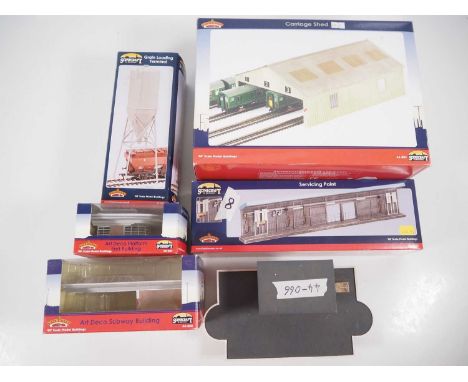 A group of boxed BACHMANN Scenecraft OO gauge resin buildings including examples from the Art Deco Station (main station buil