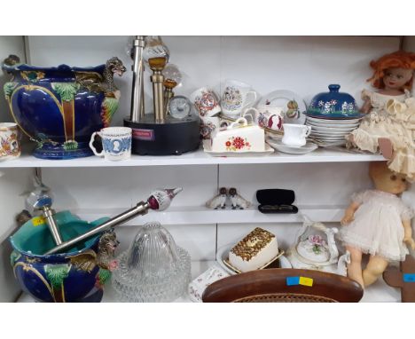 A mixed lot ton include a pair of Majolica planters A/F and a light display. Location:RAM 