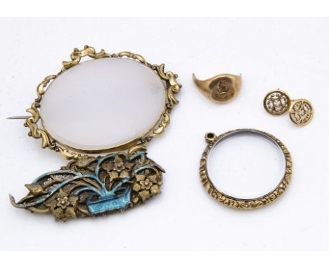 An agate and gilt metal 19th Century oval brooch, with scroll work mount, a gilt metal chased circular open locket, a Chinese