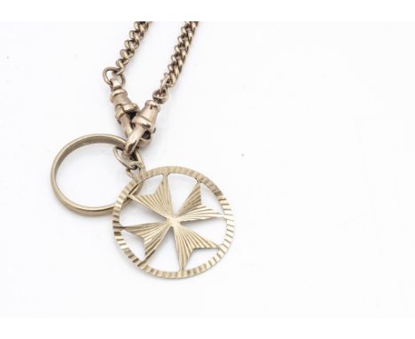 A 9ct gold curb linked chain with double snap clasps, a 9ct gold Maltese cross pendant, and a 9ct gold wedding band, ring siz