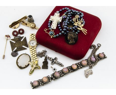 A small collection of 19th Century and later costume jewellery, including an agate and pinchbeck oval brooch, 19th Century bu