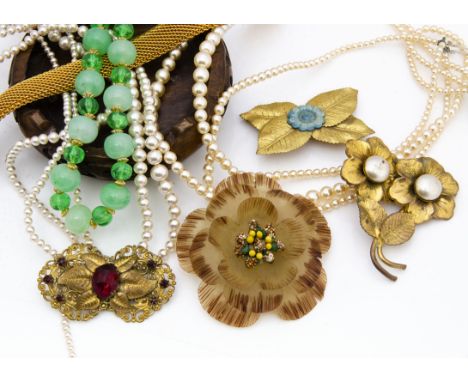 A large quantity of various early and late 20th Century costume jewels, including beads, brooches, simulated pearl necklaces 