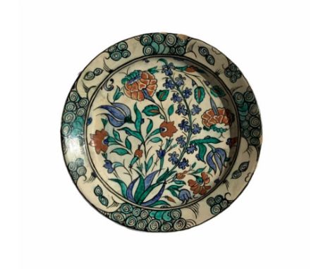 A ceramic Inzik plate beautifully decorated with floral and leave like forms.The plate is from the XIXe - XXe century and has