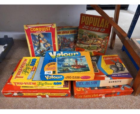 A quantity of vintage jigsaw puzzles.