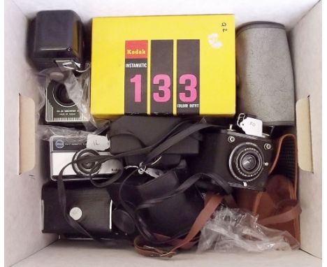 A large quantity of vintage cameras including Kodak Brownie Six - 20 flash, a Kodak Instamatic 133 camera, boxed etc