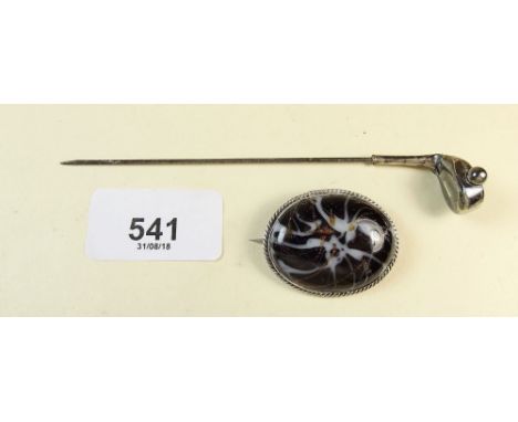 A silver novelty golf club hat pin and a stone set brooch