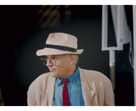 Fotografie - - David Hockney. Sammlung von 2 Porträts von David Hockney sowie einer von Hockney signierten Broschüre. Enthält