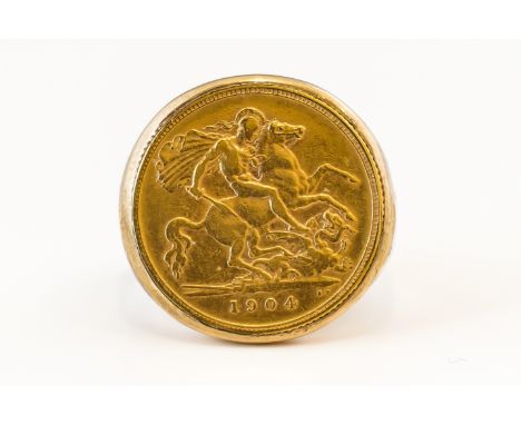 A 9CT GOLD RING, MOUNTED WITH AN EDWARD VII HALF SOVEREIGN1904, ring size R, gross weight 10.7 grams