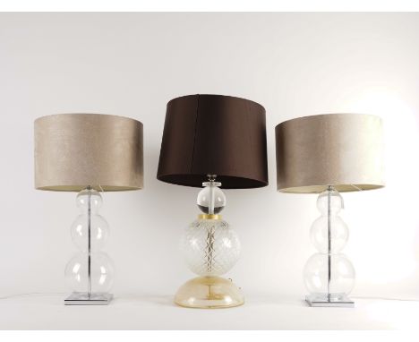 A GOLD-FLECKED GLASS GLOBULAR TABLE LAMP AND A PAIR OF GLASS TIERED TABLE LAMPS (3)Modern
The gold-flecked base and collar be