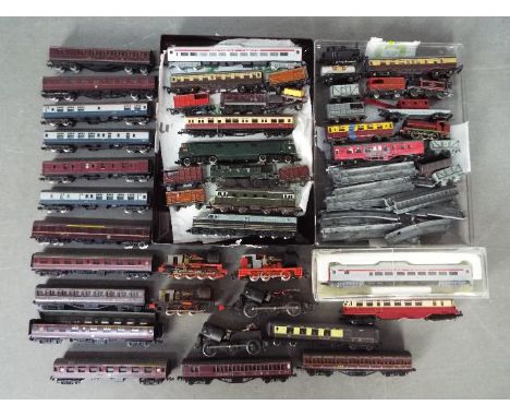 Lone Star - Con-Cor - Grafar - A collection of 14 x locos, 19 x carriages and a quantity of wagons and track in N gauge. Lot 