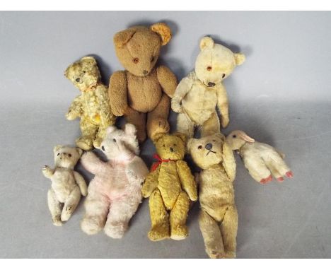 Wendy Boston, Unconfirmed Makers - A sleuth of seven vintage teddy bears in a variety of sizes and colours. Lot includes a We