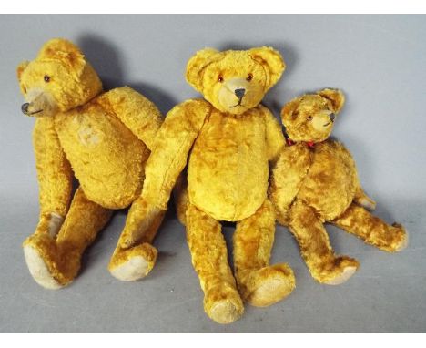 Unconfirmed Makers - A family of three unmarked vintage teddy bears. All three bears appear straw filled, jointed, have glass