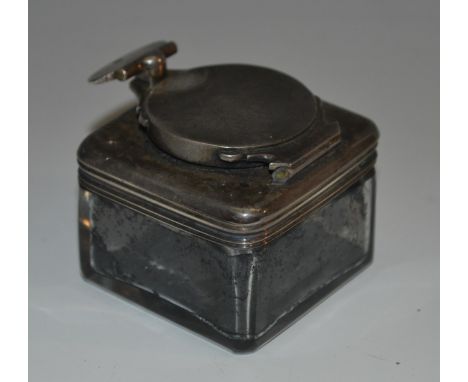 A George/William IV silver mounted glass travelling inkwell, hinged cover secured by a screw thread, 4.5cm wide, London 1830