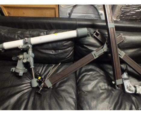 A VITNAGE PRINZ OPTICS ASTRONOMICAL TELESCOPE ON TRIPOD