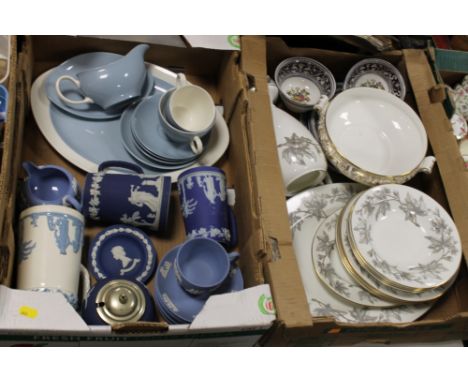 TWO TRAYS OF WEDGEWOOD CERAMICS AND CHINA TO INCLUDE BLUE AND GOLD FLORENTINE ITEMS, JASPERWARE ETC
