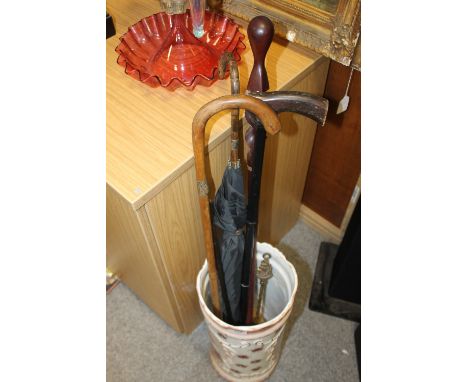 A CERAMIC STICK STAND AND CONTENTS TO INCLUDE SILVER COLLARED PARASOL AND WALKING STICK, AFRICAN STYLE CANE ETC.