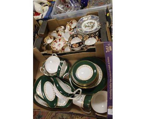 A TRAY OF SPODE GREEN VELVET DINNER WARE PLUS A TRAY OF GILDED CHINA TO INCLUDE ROYAL ALBERT