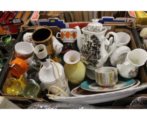 A TRAY OF CERAMICS ETC. TO INCLUDE A CERAMIC LAMP