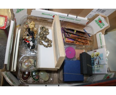 A BOX OF COLLECTABLES AND COSTUME JEWELLERY, HARRY POTTER BADGES ETC. 